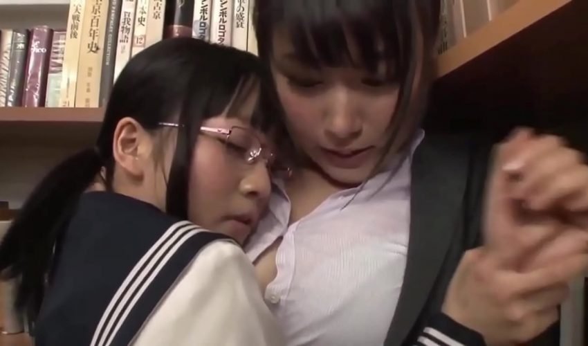 pareja de lesbianas asiáticas se bajan en la biblioteca